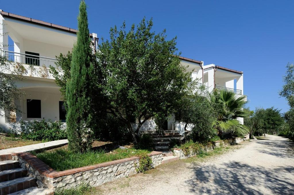 Baia Degli Aranci Suite & Apartments